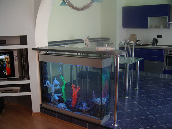 аквариум в виде барной стойки